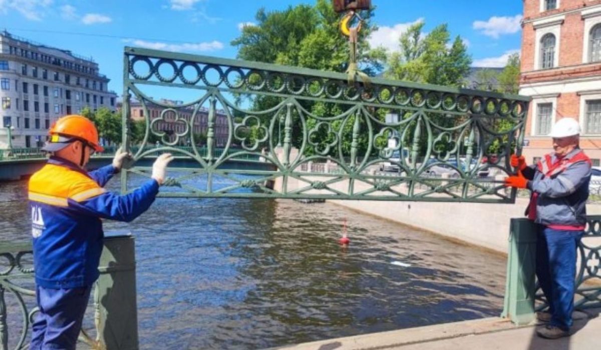 В Петербурге восстановили решётку Поцелуева моста после трагедии с автобусом