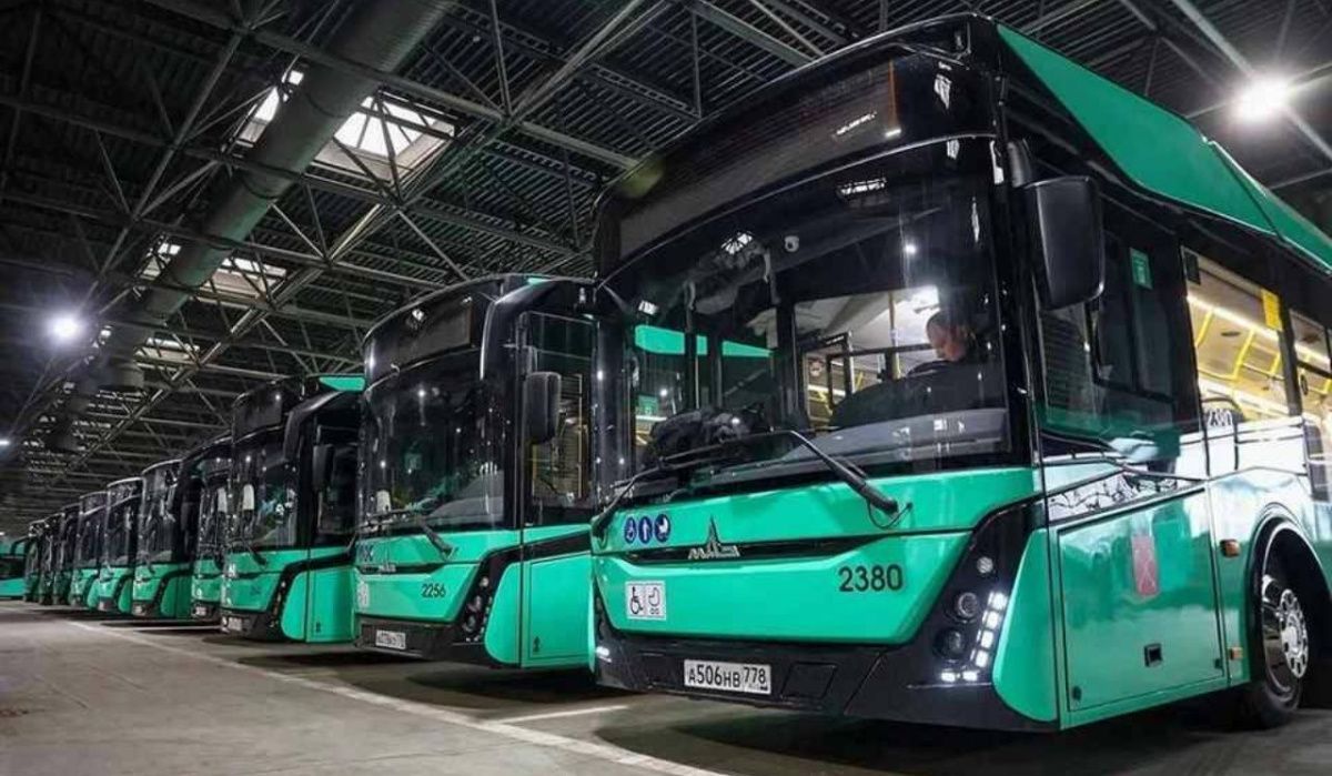 В Петербурге на дороги вышли 100 новых электробусов большого класса