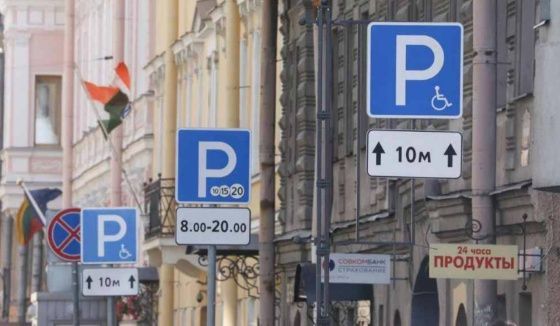В Петербурге почти на 400 участках ограничили платную парковку ночью