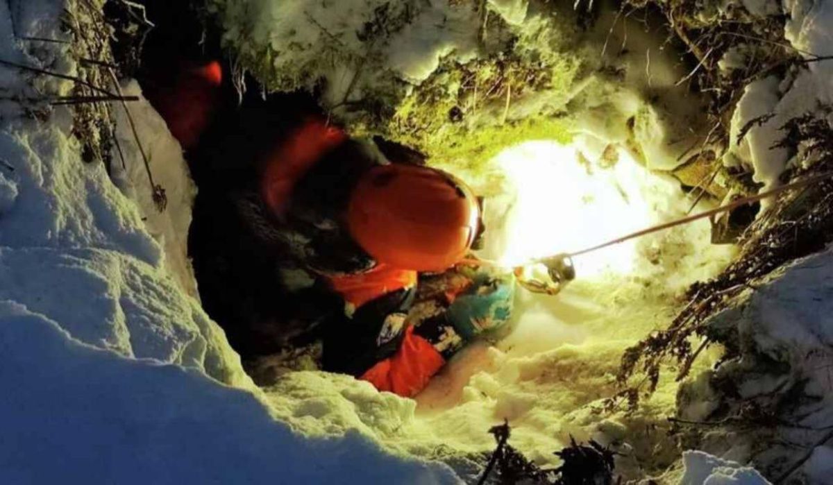 Спасатели обследовали новую пещеру в поисках семьи Усольцевых