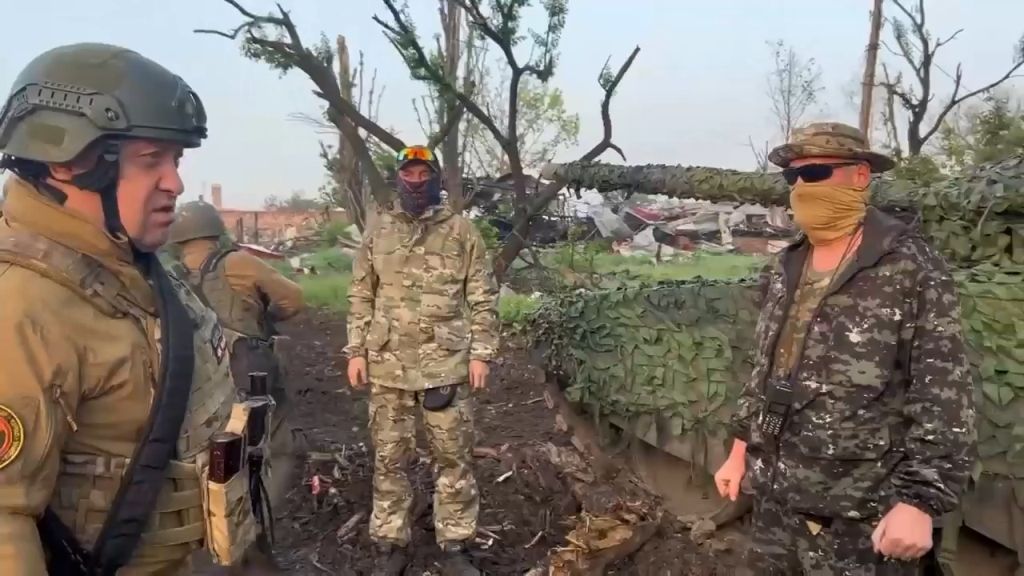 «Мы выводим подразделения из Бахмута»: Пригожин записал видео о выходе ЧВК «Вагнер»