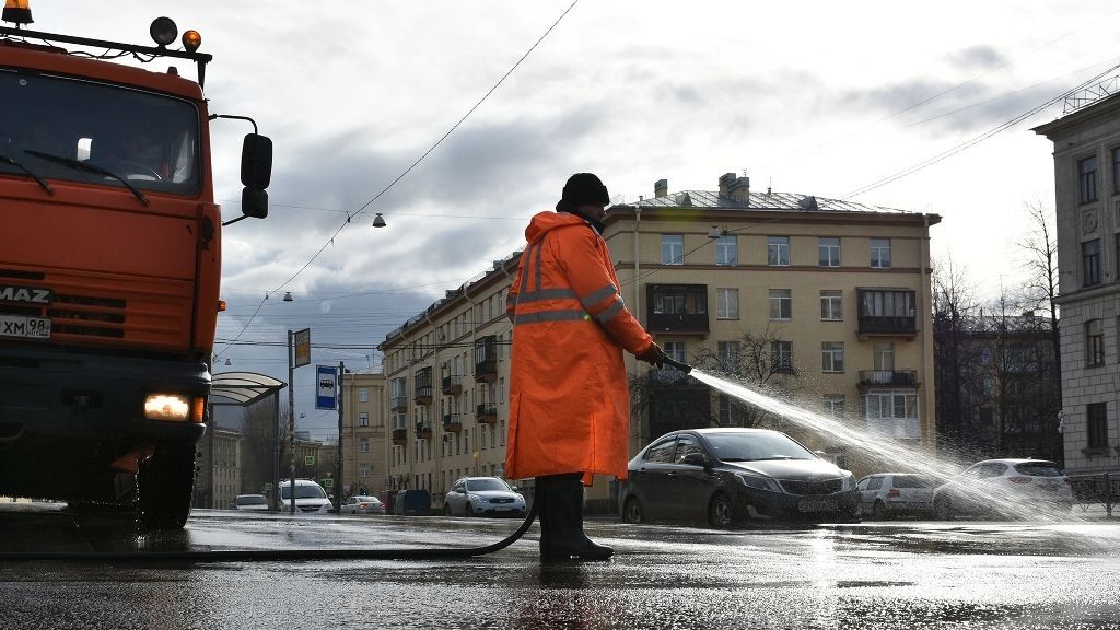 Улицы Петербурга отмыли с шампунем после праздников