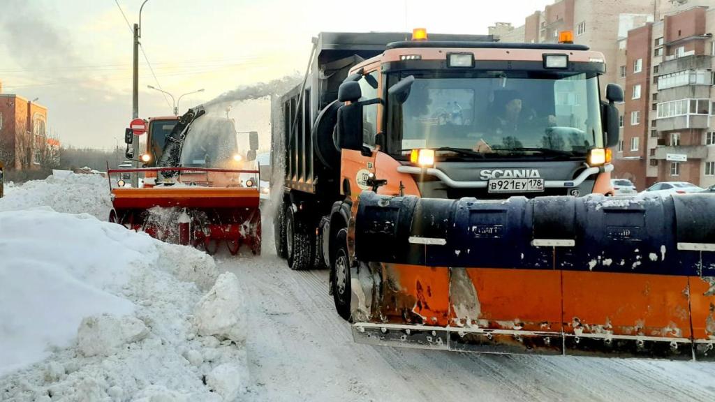 Беглов: неправильно припаркованные автомобили мешают коммунальщикам убирать снег
