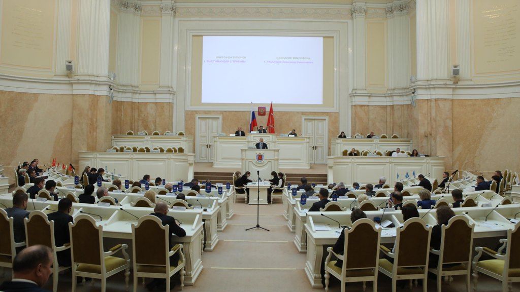Депутатов ЗакСа Петербурга не лишат заработной платы
