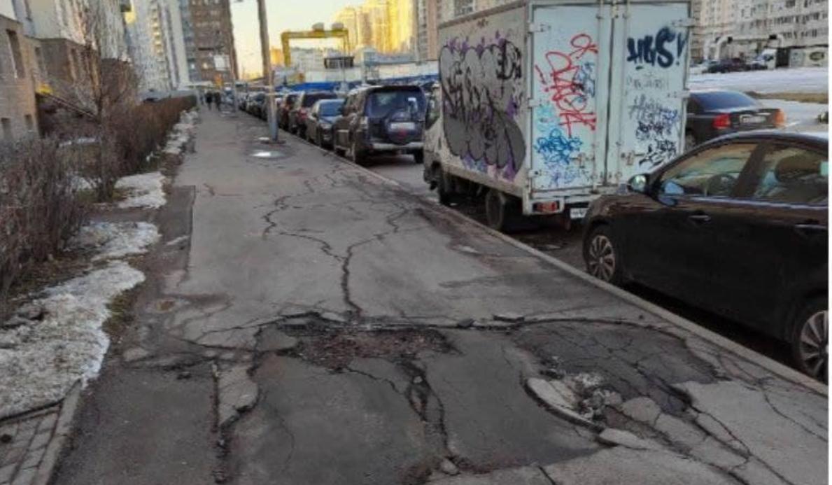 Петербургские дороги и тротуары «украсили» ямы, провалы и выбоины
