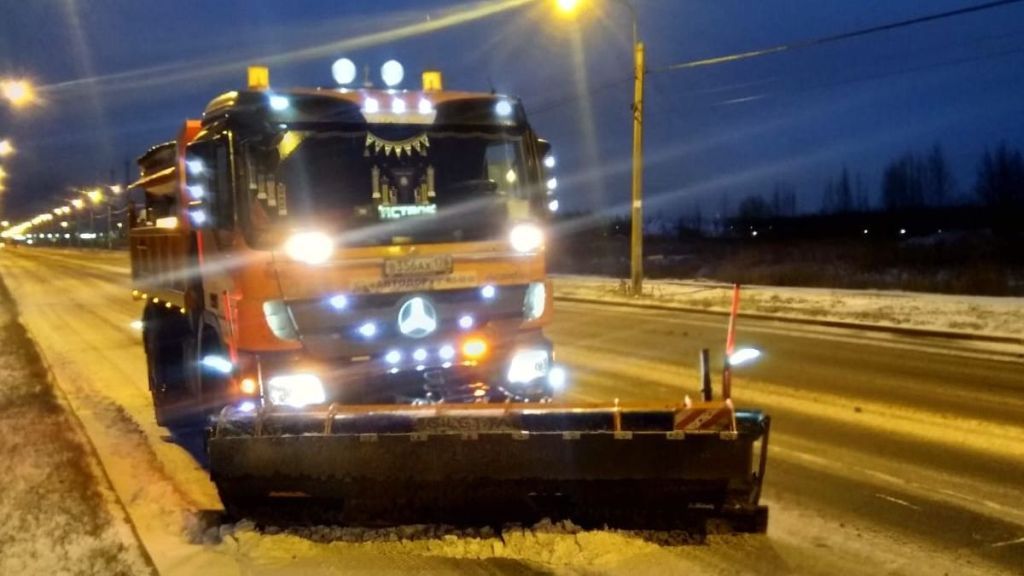 Жители Петербурга встретили первый снег в семибалльных пробках и вспомнили обещания Беглова