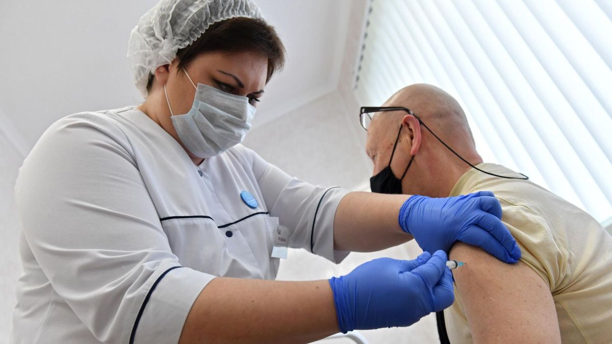 Петербуржцев призвали пройти ревакцинацию от коронавируса