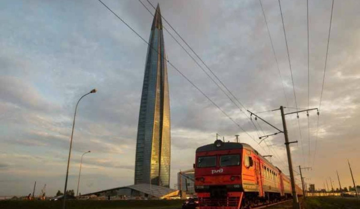 Тактовые электрички начнут курсировать из Петербурга до популярного  пригорода