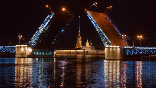 В Петербурге начался сезон навигации и разводки мостов