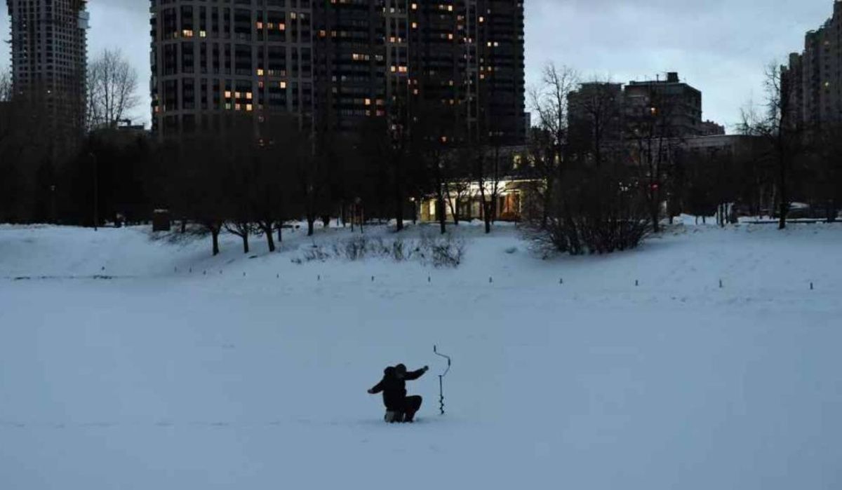 Жителей Петербурга предупредили об опасности выхода на тонкий лед водоемов