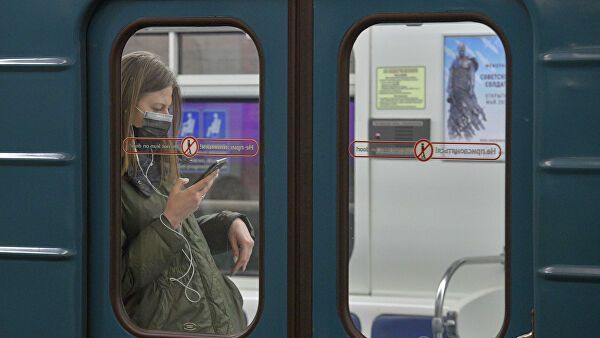 Петербуржцы раскритиковали сокращение интервала движения поездов в метро