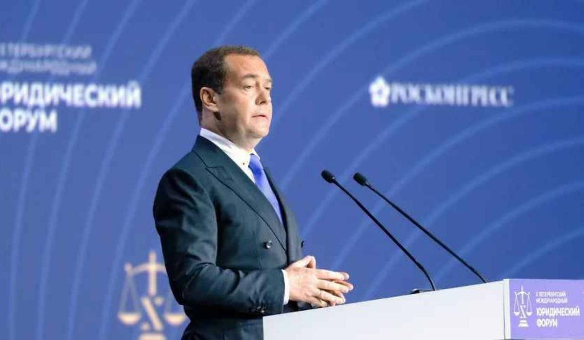 Дмитрий Медведев примет участие в ПМЮФ