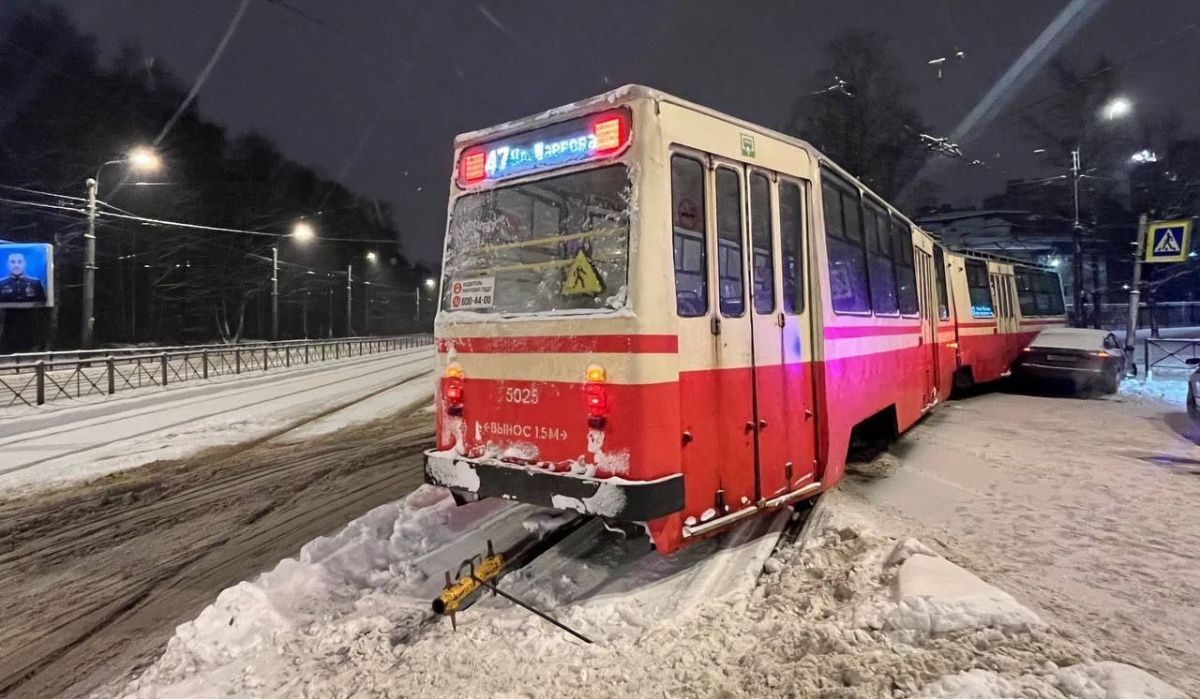 Трамвай и автомобиль столкнулись в Санкт-Петербурге