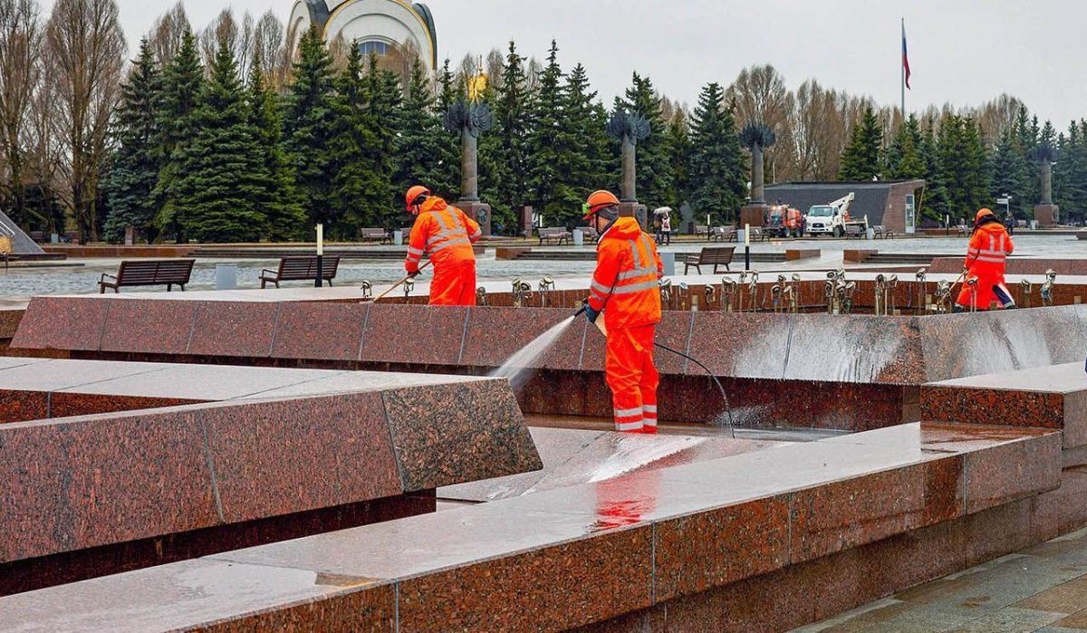 Фонтанный комплекс на Поклонной горе очистили после зимнего сезона