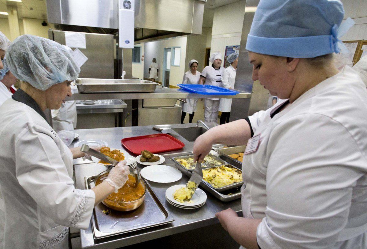 Школьников Колпино начнут кормить обедами на 41% дешевле рекомендованной цены