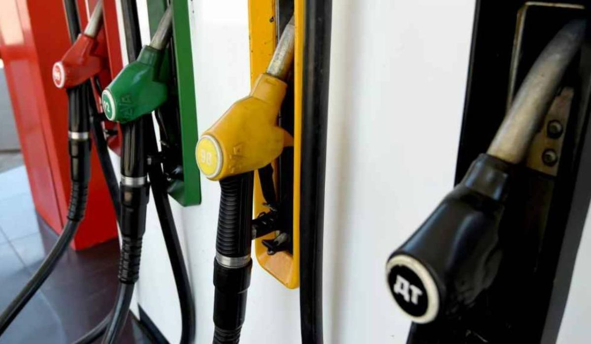 В Ленобласти начали постепенно снимать ограничения на продажу топлива на АЗС