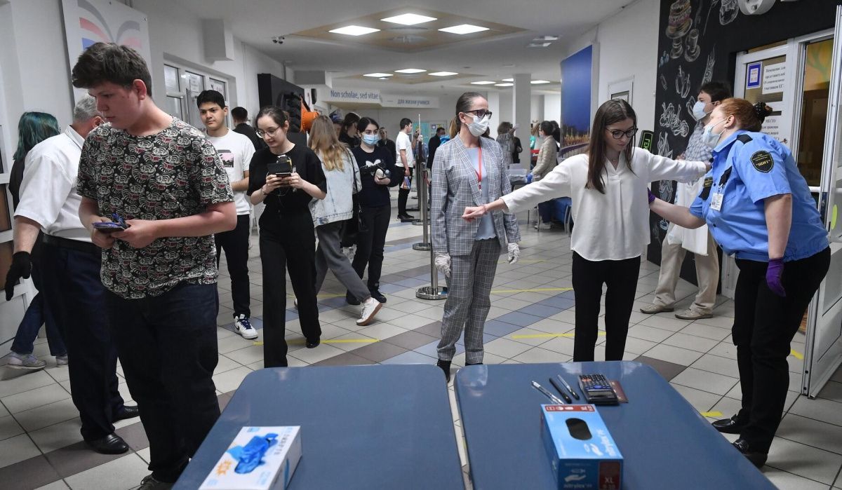 В Петербурге обсудили досмотры школьников на входе в учебные заведения