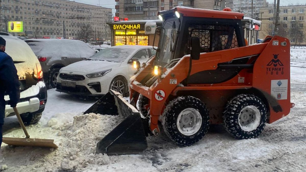Власти Петербурга оправдались за плохую уборку снега в городе