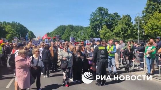 В Германии провокаторы с украинскими флагами пришли на акцию «Бессмертный полк»