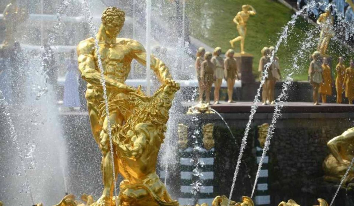 Пенсионерам откроют бесплатный вход в парки Петергофа и Ораниенбаума