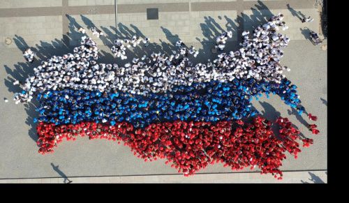 Молодежь Петербурга отметила День государственного флага массовым флешмобом