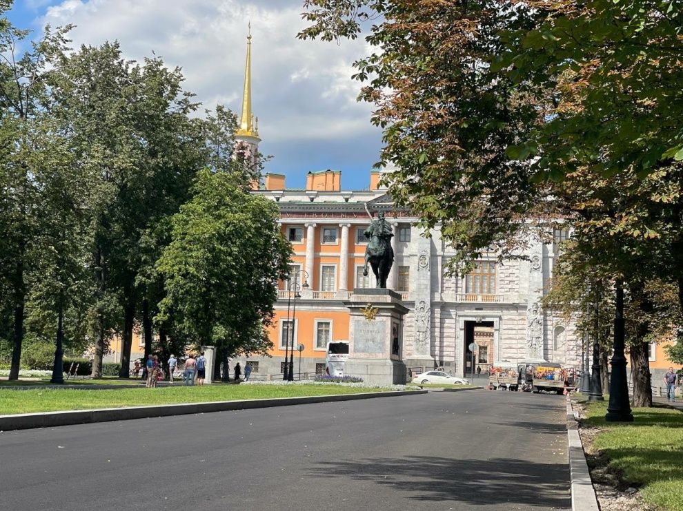 В Петербурге в Центральном районе обновили дорогу к Михайловскому замку