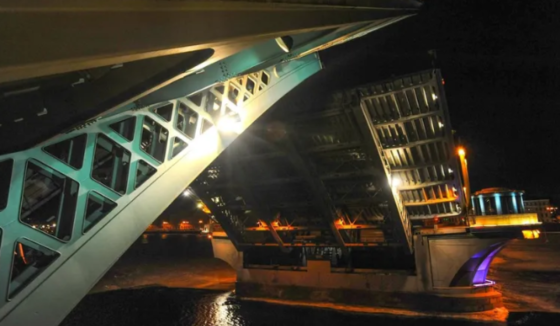 Грядущей ночью мосты в Петербурге разведут последний раз