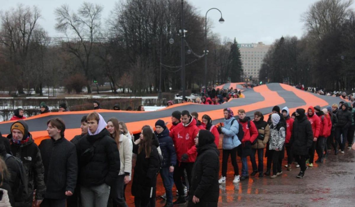 В Петербурге растянули трёхсотметровую Георгиевскую ленту 