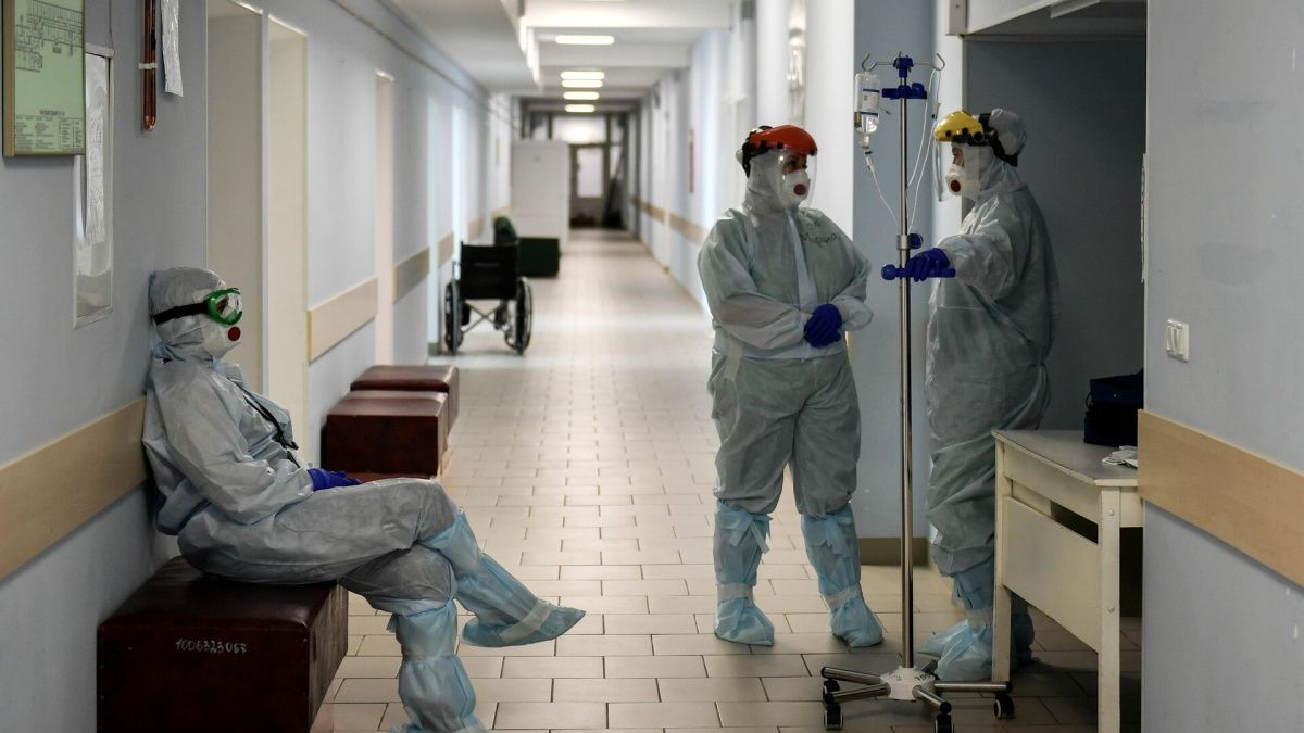 В больницы Петербурга запретили пускать посетителей