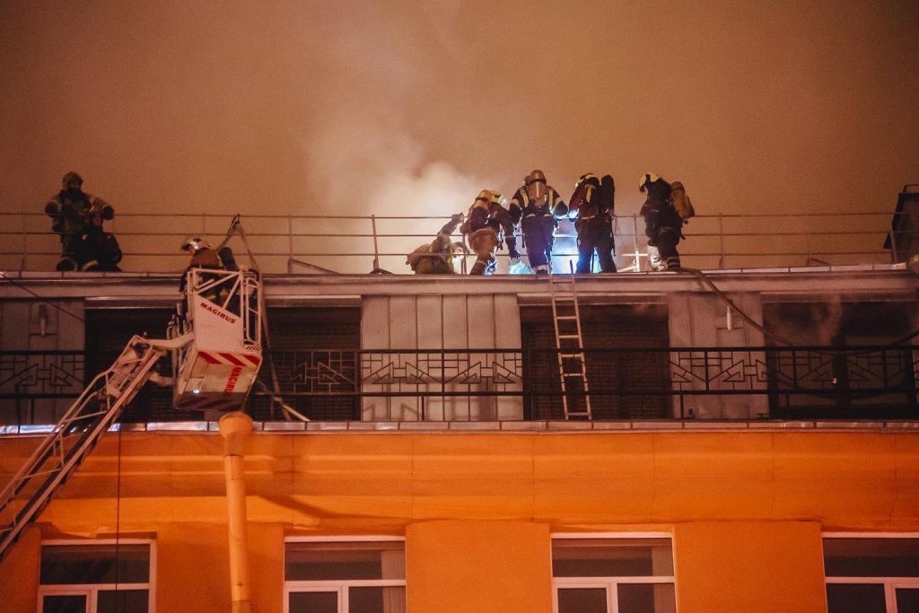 Пожар на гоголя. ППУ пожар на крыше. Пожар на крыше Кремля. Танцует на крыше пожар. Гоголя 19 пожар на кровле.