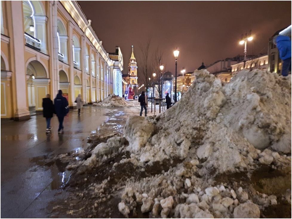 Много снега в Питере. Кучи снега в Петербурге. Снег в Питере. Кучи снега на улицах. Почему на улице снег
