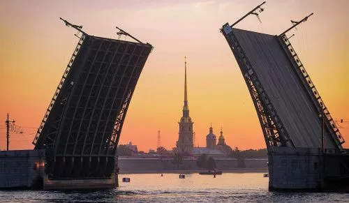 Почему туристический поток Петербурга растёт без участия городских властей?