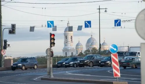 В Санкт-Петербурге автомобилисты стали чаще проезжать на красный сигнал светофора