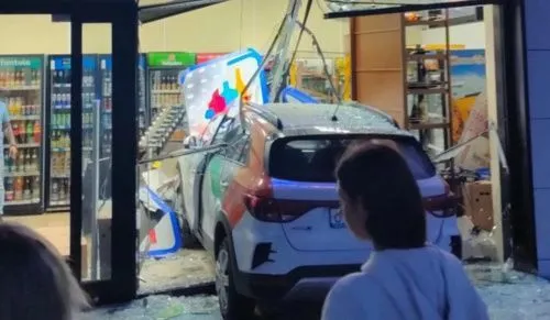 В Петербурге автомобиль заехал в магазин, протаранив витрину