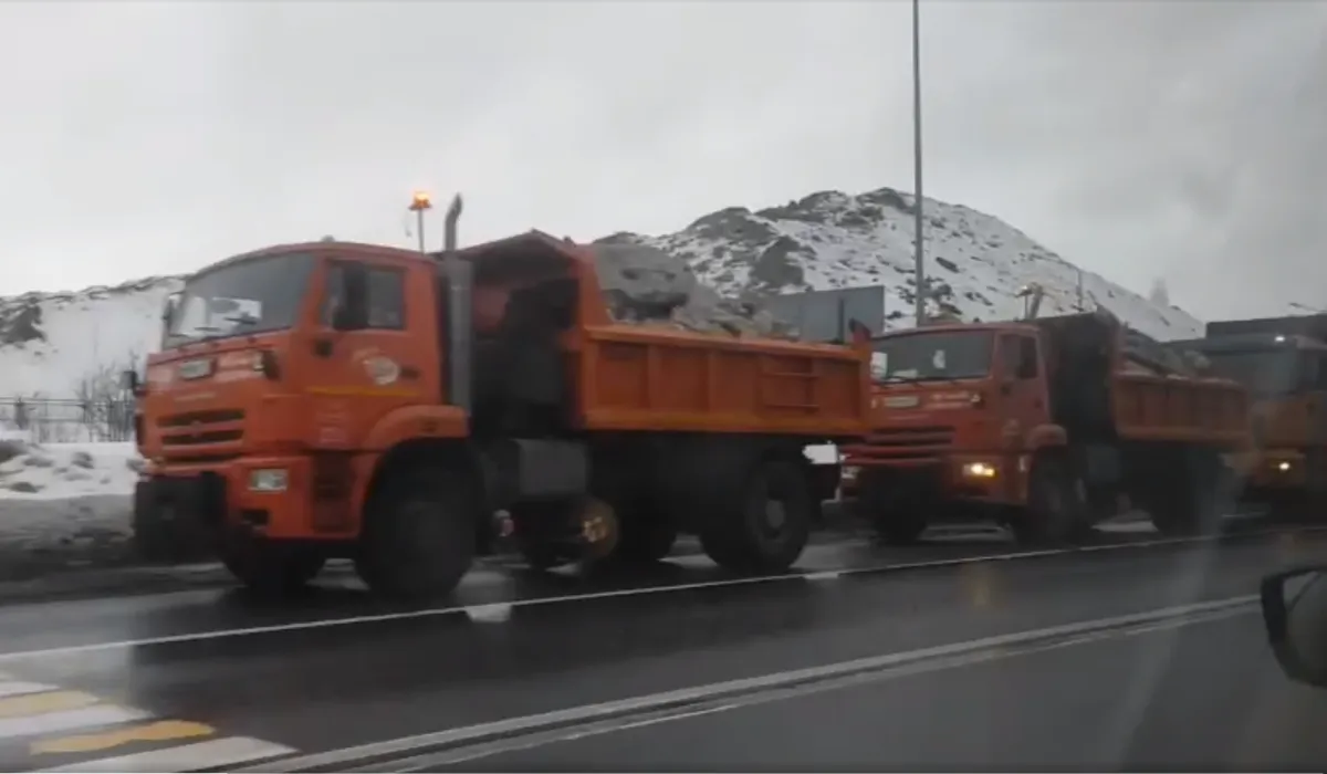 Десятки грузовиков выстроились в очередь к снегоплавильному пункту на Мебельной