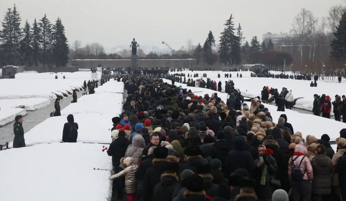 Петербуржцы почтили память защитников города на Пискаревском кладбище