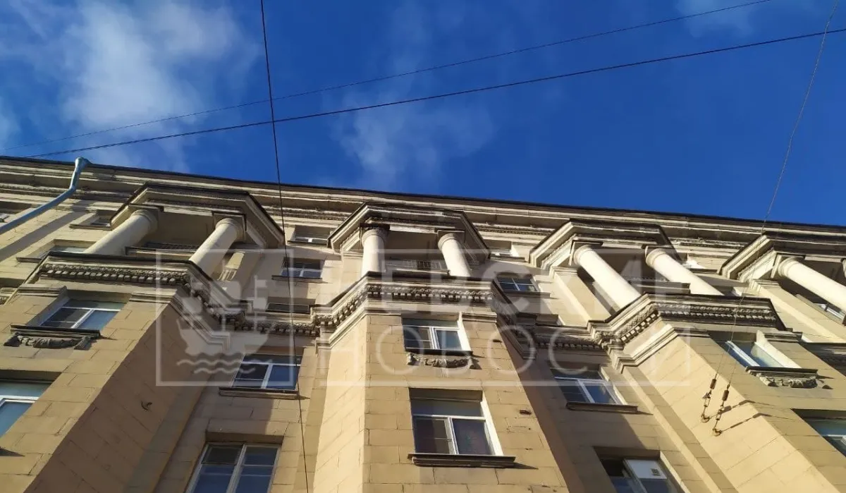 Фрагмент фасада едва не задел прохожих на улице Бабушкина