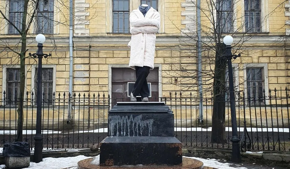 Памятник белопальтовым появился в Санкт-Петербурге