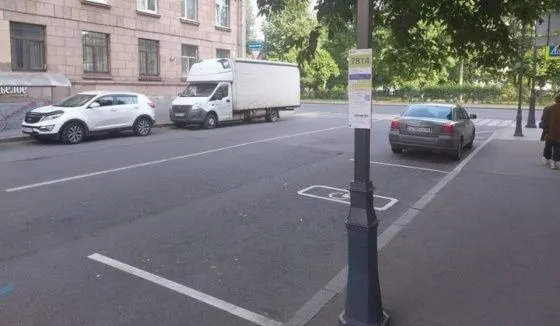 В Петербурге людям с ОВЗ разрешили парковаться бесплатно