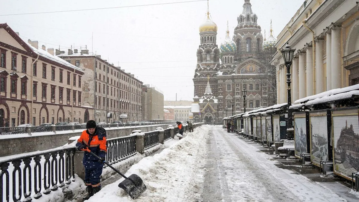 «Опасно ходить»: мундеп Дмитриева пожаловалась на некачественную уборку улиц в Петербурге 