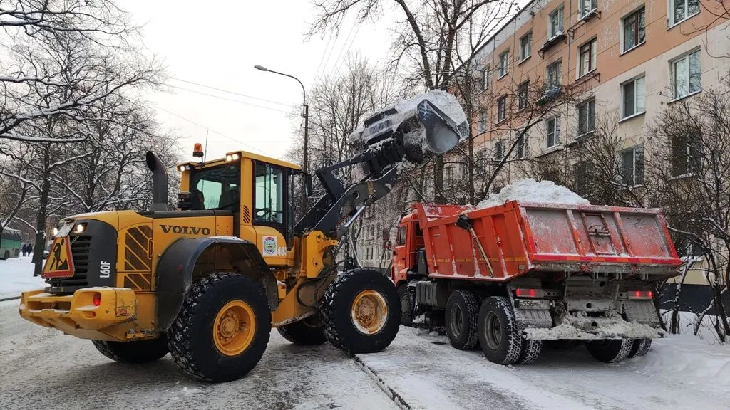 Компании-картельщики убирают от снега улицы Петербурга