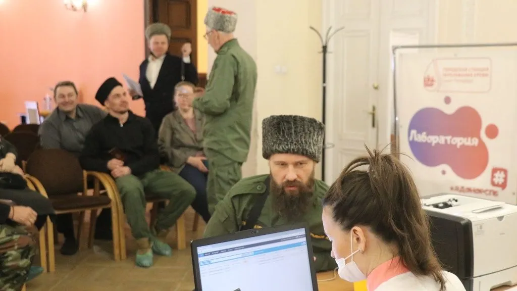 Петербургские казаки откупаются от жителей Донбасса сдачей донорской крови