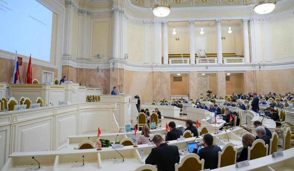 Сбежавших депутатов из Петербурга за границу лишат мандатов