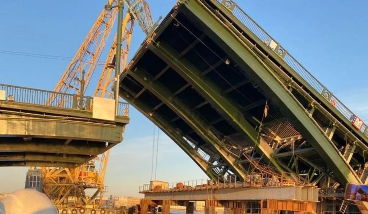 В Санкт-Петербурге возобновили ремонт Биржевого моста