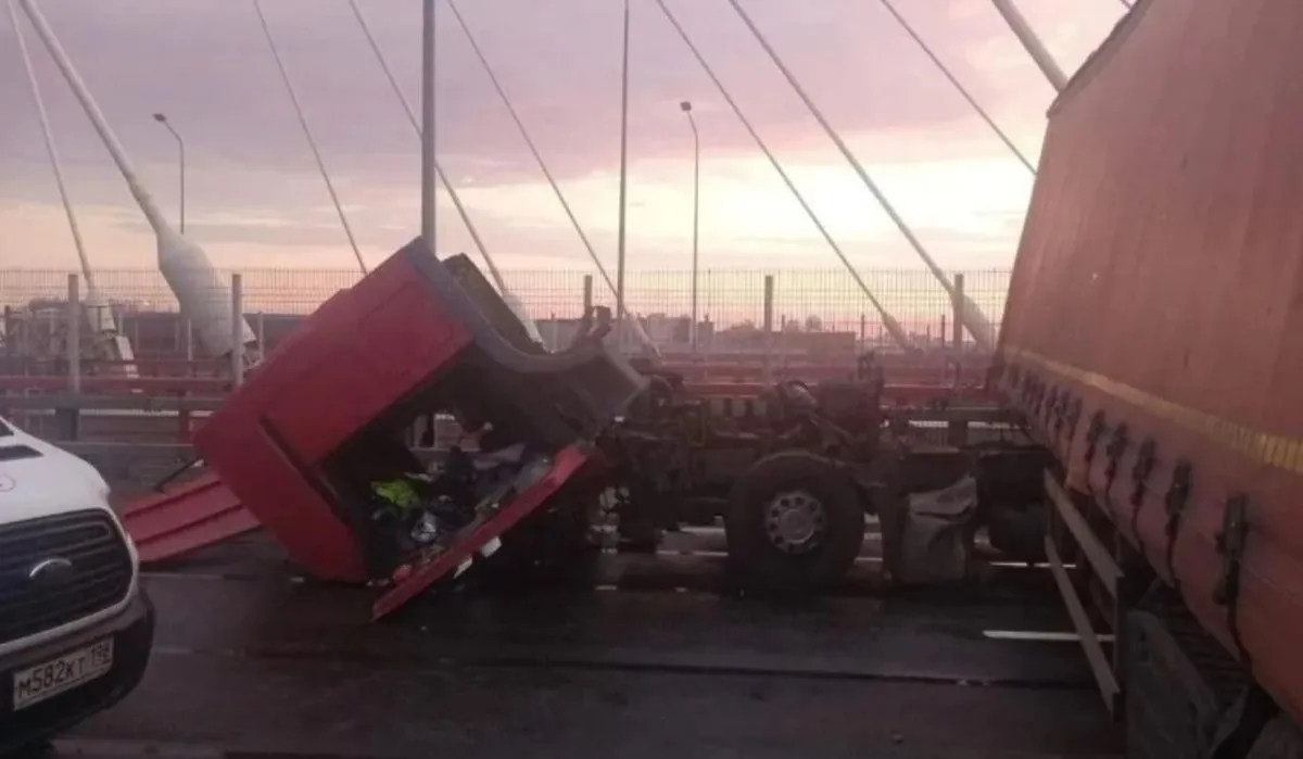 В Санкт-Петербурге грузовик врезался в ограждение на вантовом мосту КАД