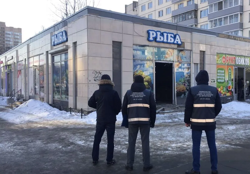 Власти Петербурга сносят павильоны