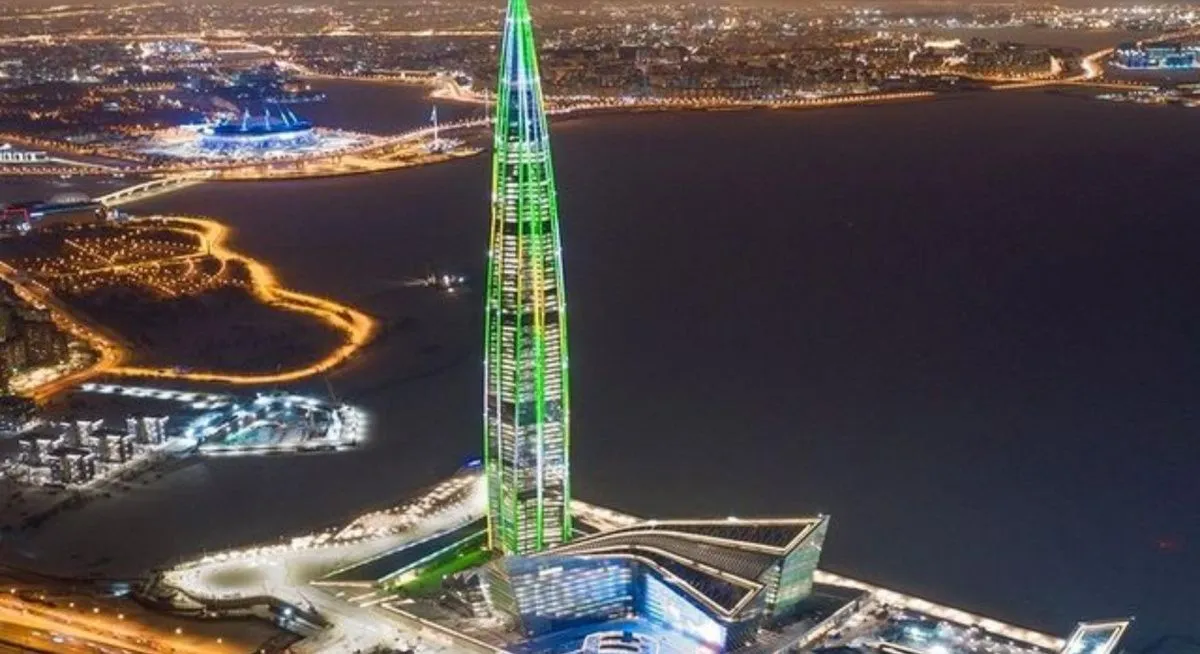 Самый северный небоскрёб мира, расположенный в Питере, переоделся в новогодний наряд