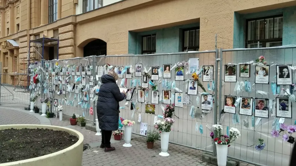 В Петербурге демонтировали стихийный мемориал памяти погибших медиков