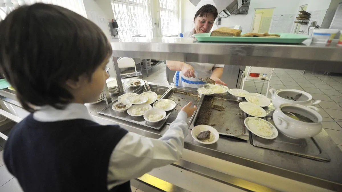 Завышенные тарифы Беглова вынуждают петербуржцев «спонсировать» владельцев комбинатов школьного питания