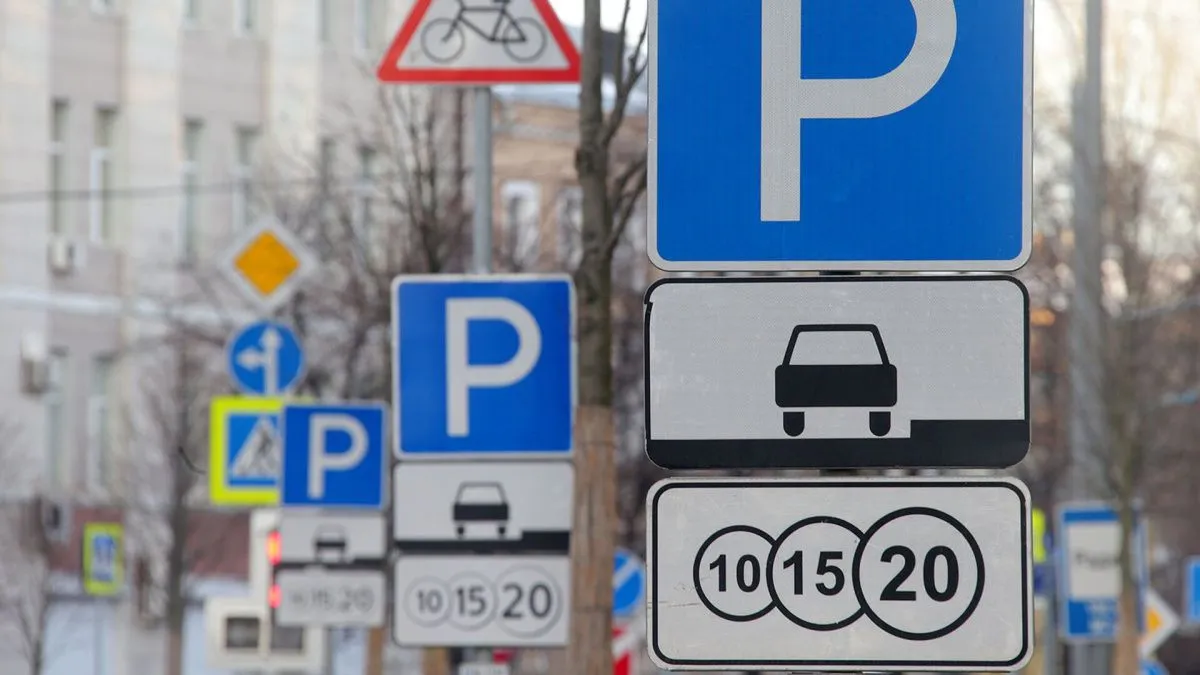 Питерских водителей начнут наказывать за сокрытие номеров на платных парковках